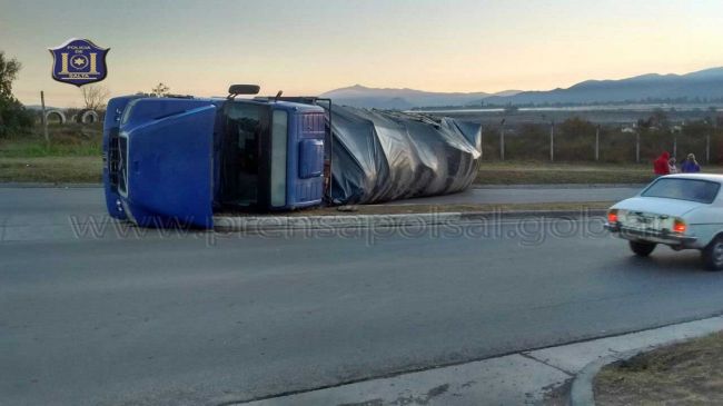 Vuelco en avenida Arenales