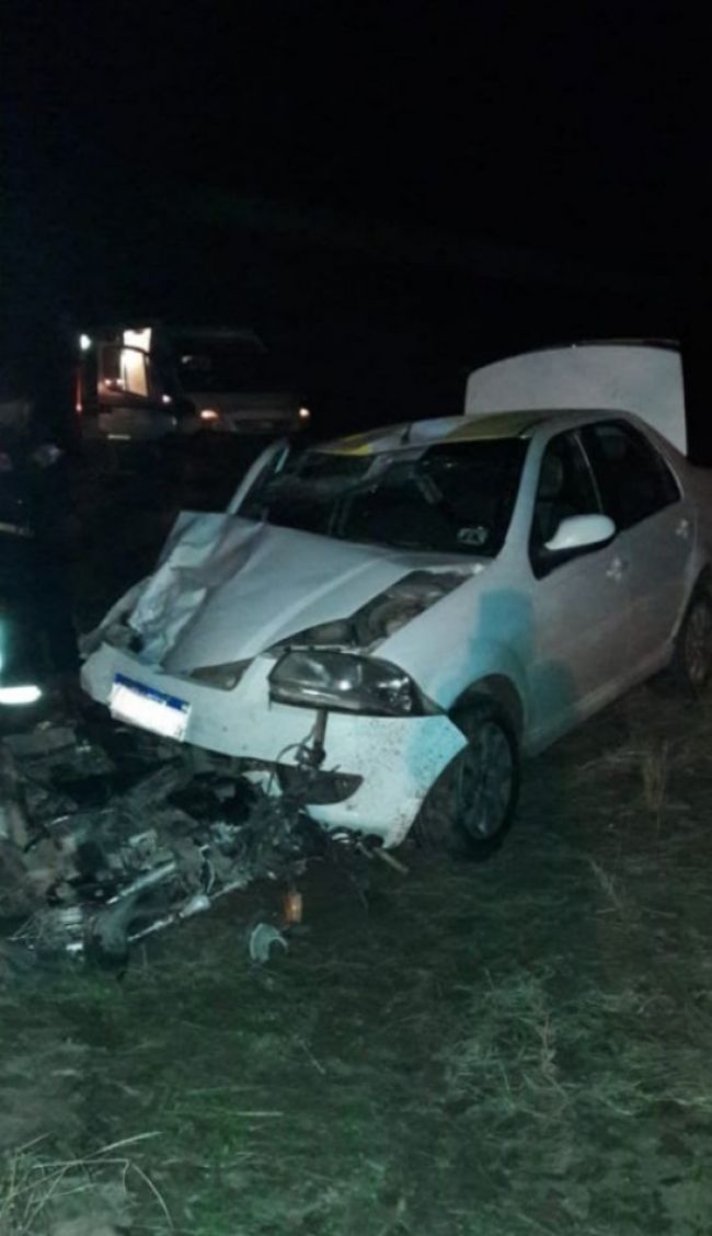 Tremendo impacto entre el auto y la moto