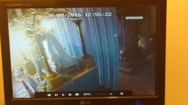 El ladrón cometiendo el atraco según el video de seguridad