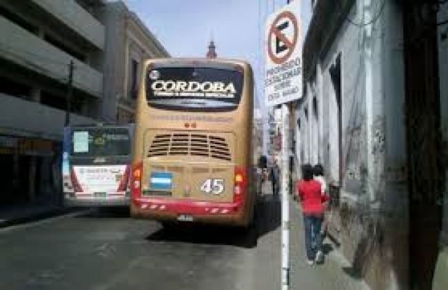 Ómnibus de gran porte en el centro