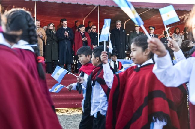 Desfile de escuelas en el Día de la Bandera