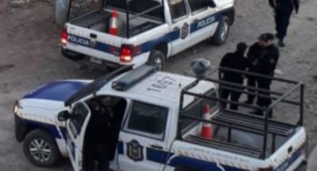 Los policías siguen detenidos