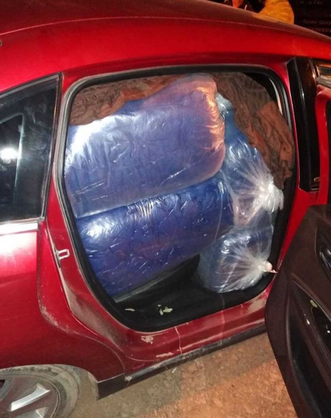 Vehículo cargado de hojas de coca