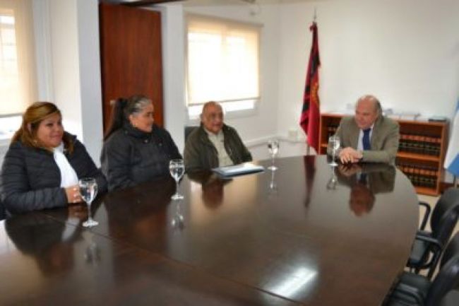 Cornejo con familiares de brigadistas