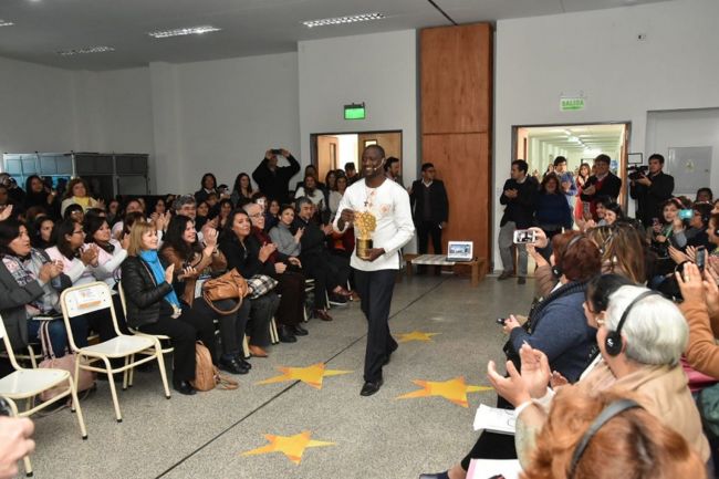 Peter Tabichi en acción