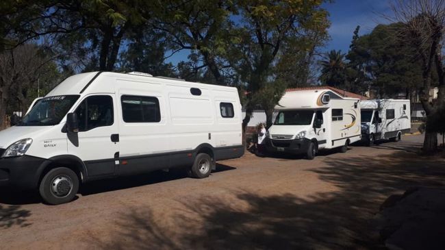 Turistas en el balneario Xamena