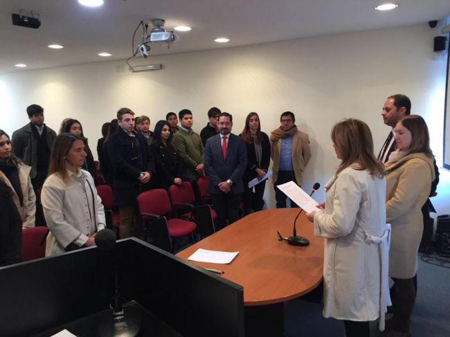 Los estudiantes prestan juramento