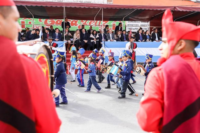 Pequeños granaderos en el homenaje a San Martín