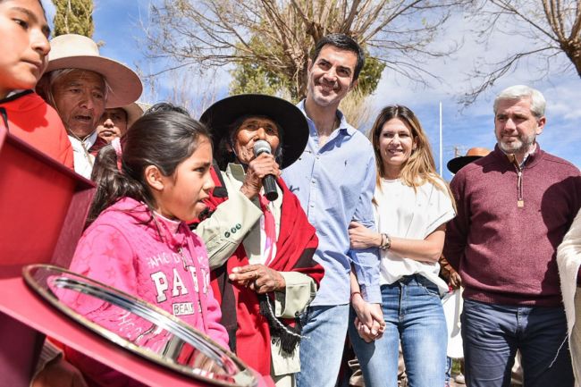 Eulogia Tapia con autoridades provinciales