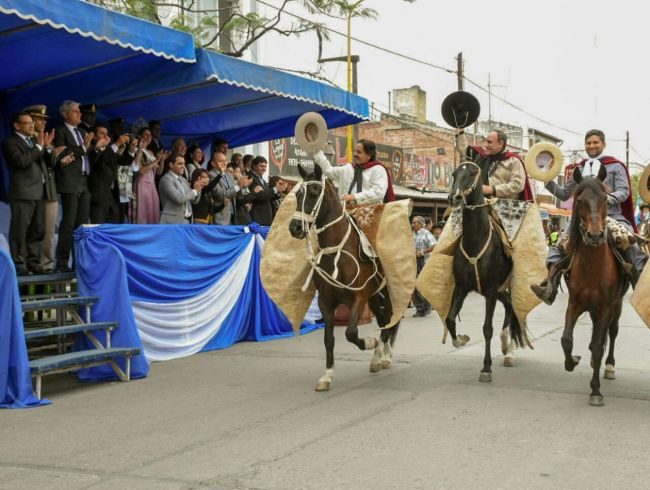 El paso del Chaqueño Palavecino en el desfile de Orán