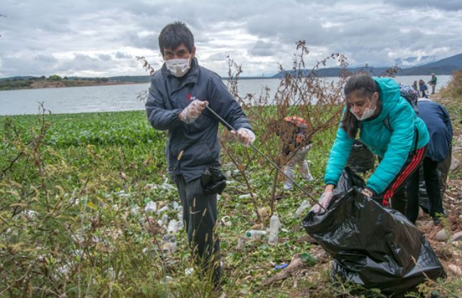 Los voluntarios limpiaron el dique