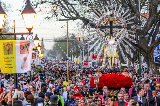 La multitud en las calles de Salta